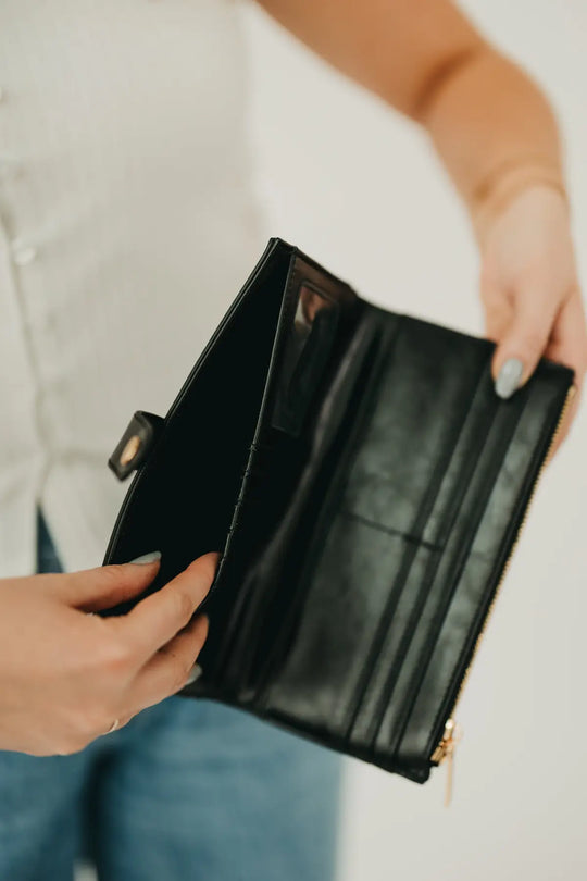 Essentials Carryall Wallet - Wallet