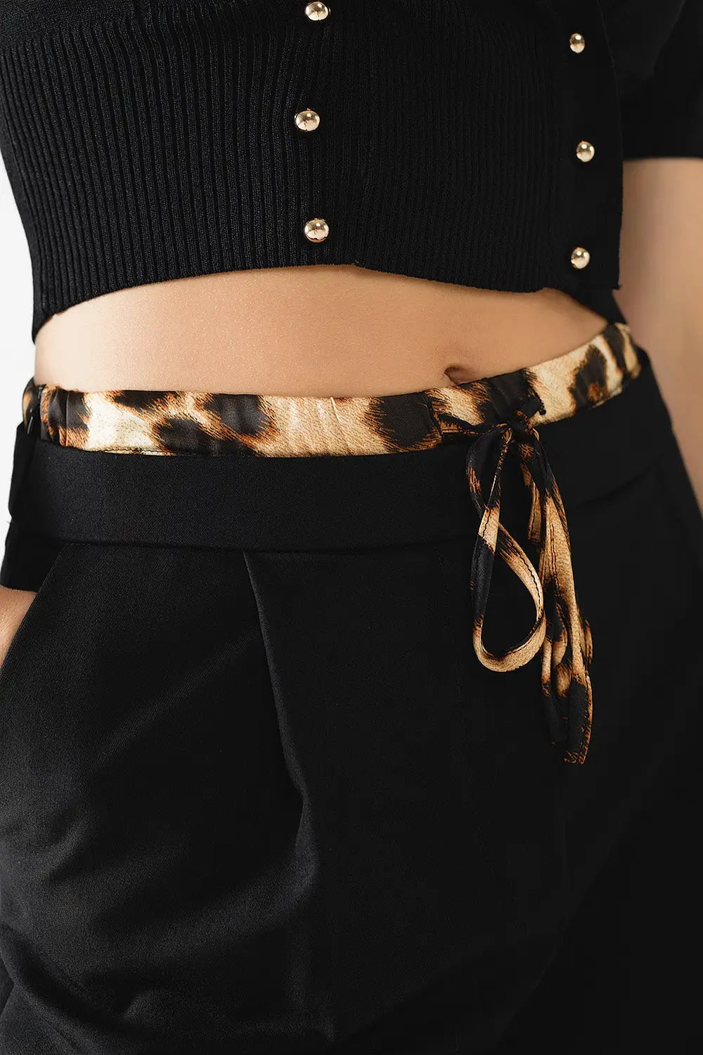 Long black pleated pants with leopard detail at the waist - Pants