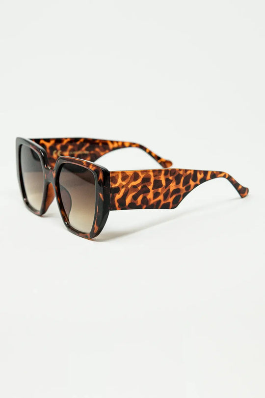 Brown pin-up style sunglasses with geometric design and cat eyes - BROWN / ONE - Sunglasses