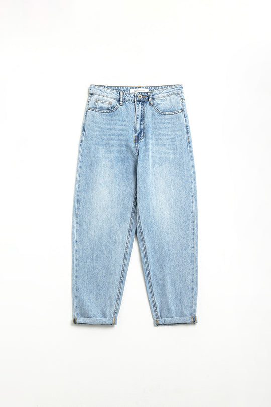 High waist straight leg jeans in light wash