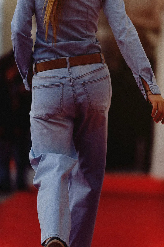 Light wash baggy jeans in a fine denim fabric