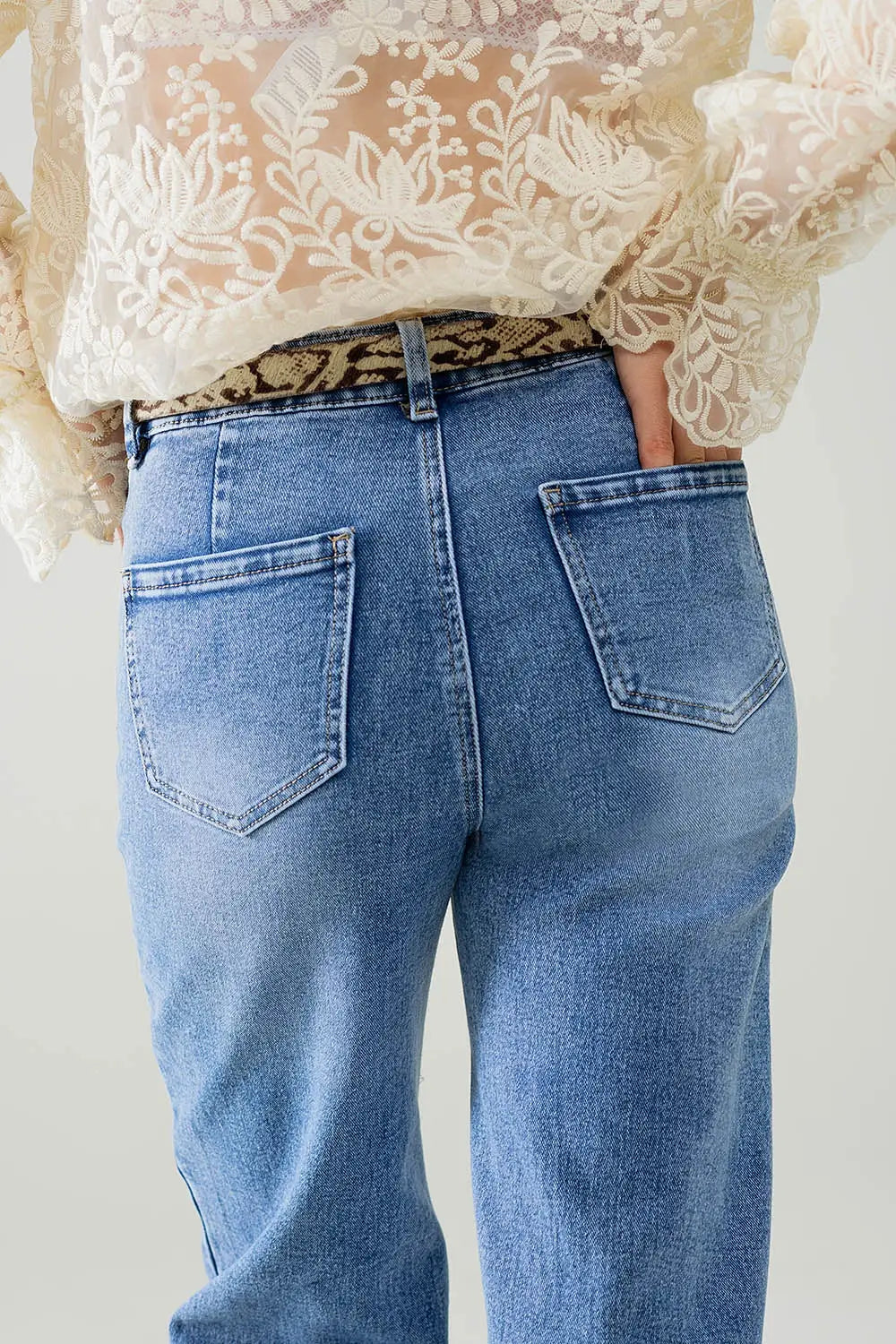 Stretchy Straight Leg Jeans With Front Pocked in Medium Wash