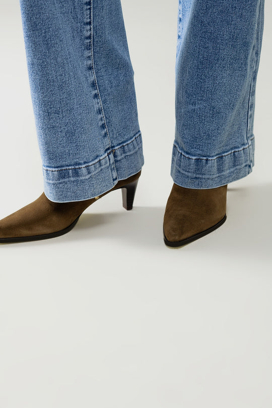 Stretchy Straight Leg Jeans With Front Pocked in Medium Wash