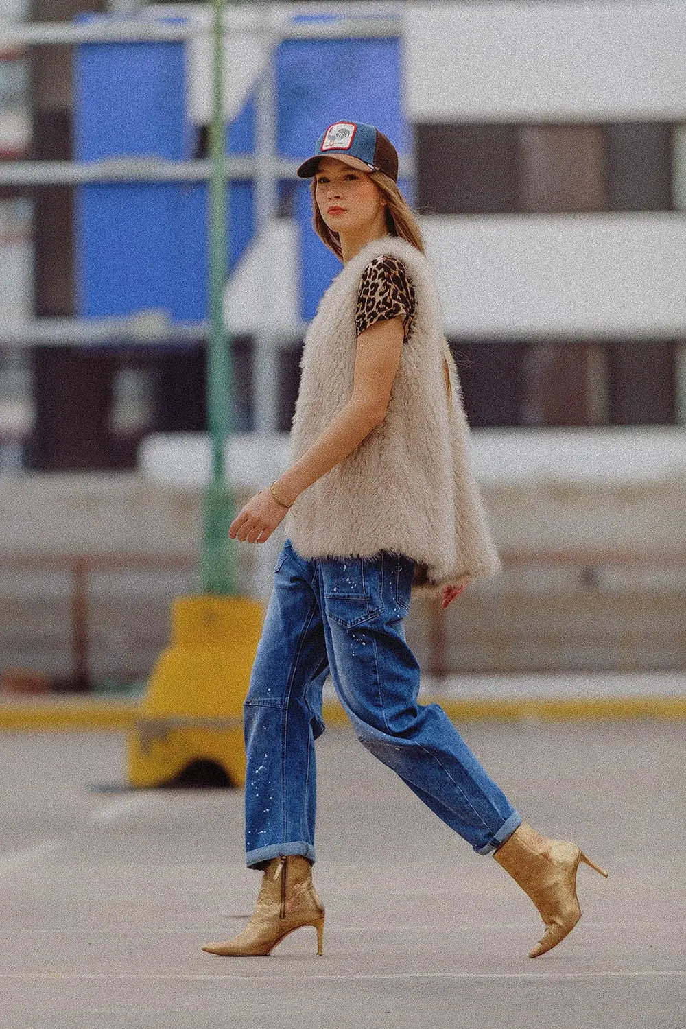 vest in beige in fine fur - Jackets