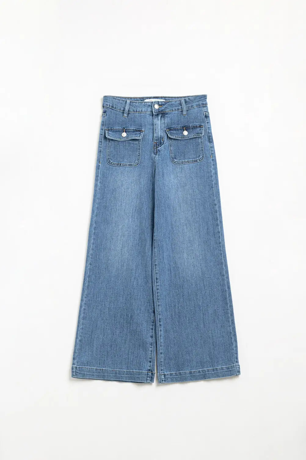 Straight jeans with back pockets at the front