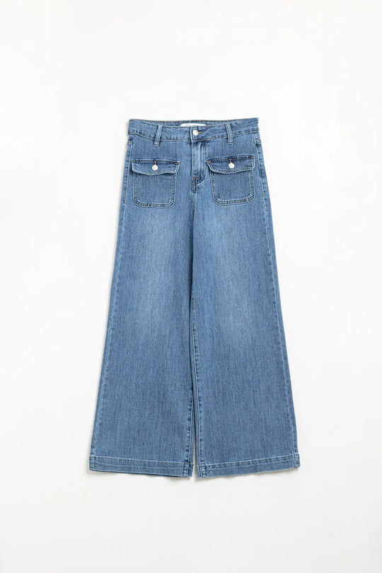 Straight jeans with back pockets at the front