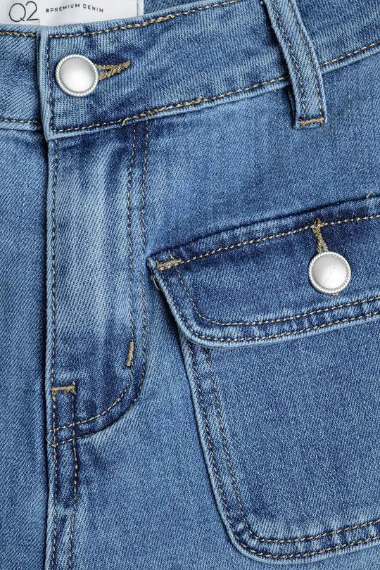 Straight jeans with back pockets at the front