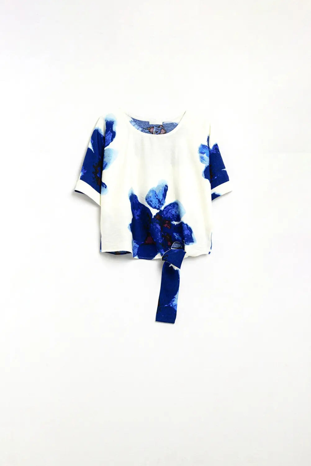 Cropped white Blouse With Tropical Floral Print in Blue - Shirts Tops