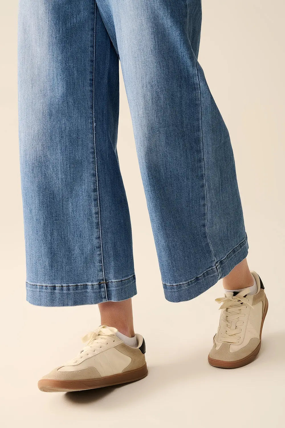 Straight jeans with back pockets at the front
