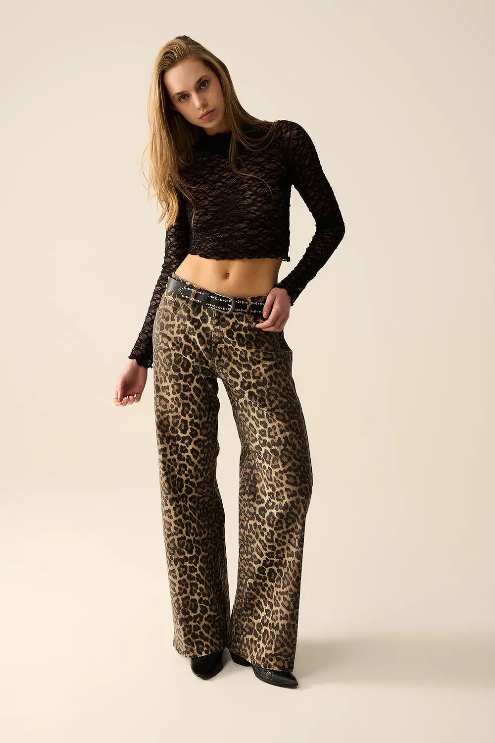 Black Cropped lace t-shirt with Long Sleeves - Tops