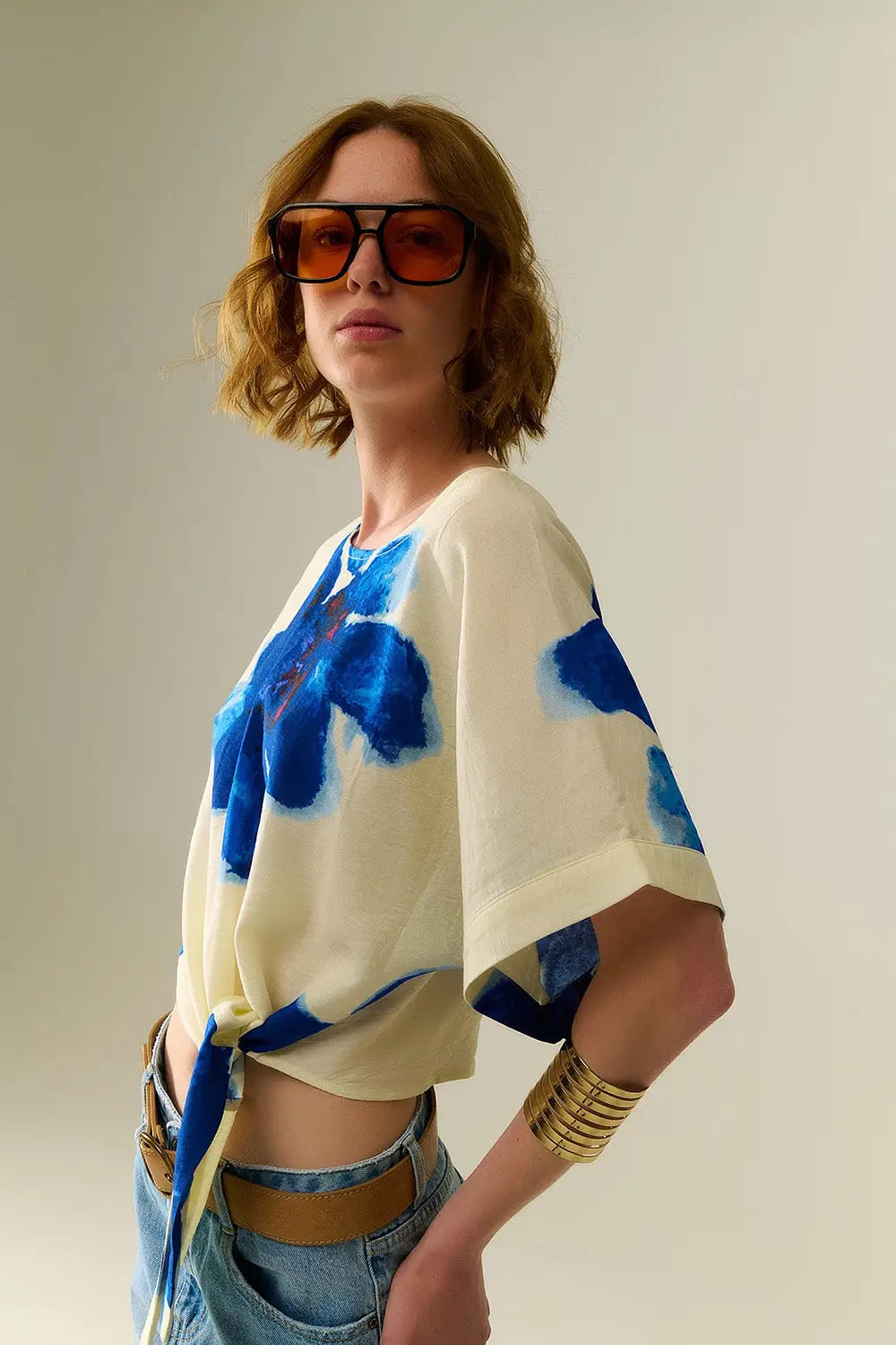 Cropped white Blouse With Tropical Floral Print in Blue - Shirts Tops