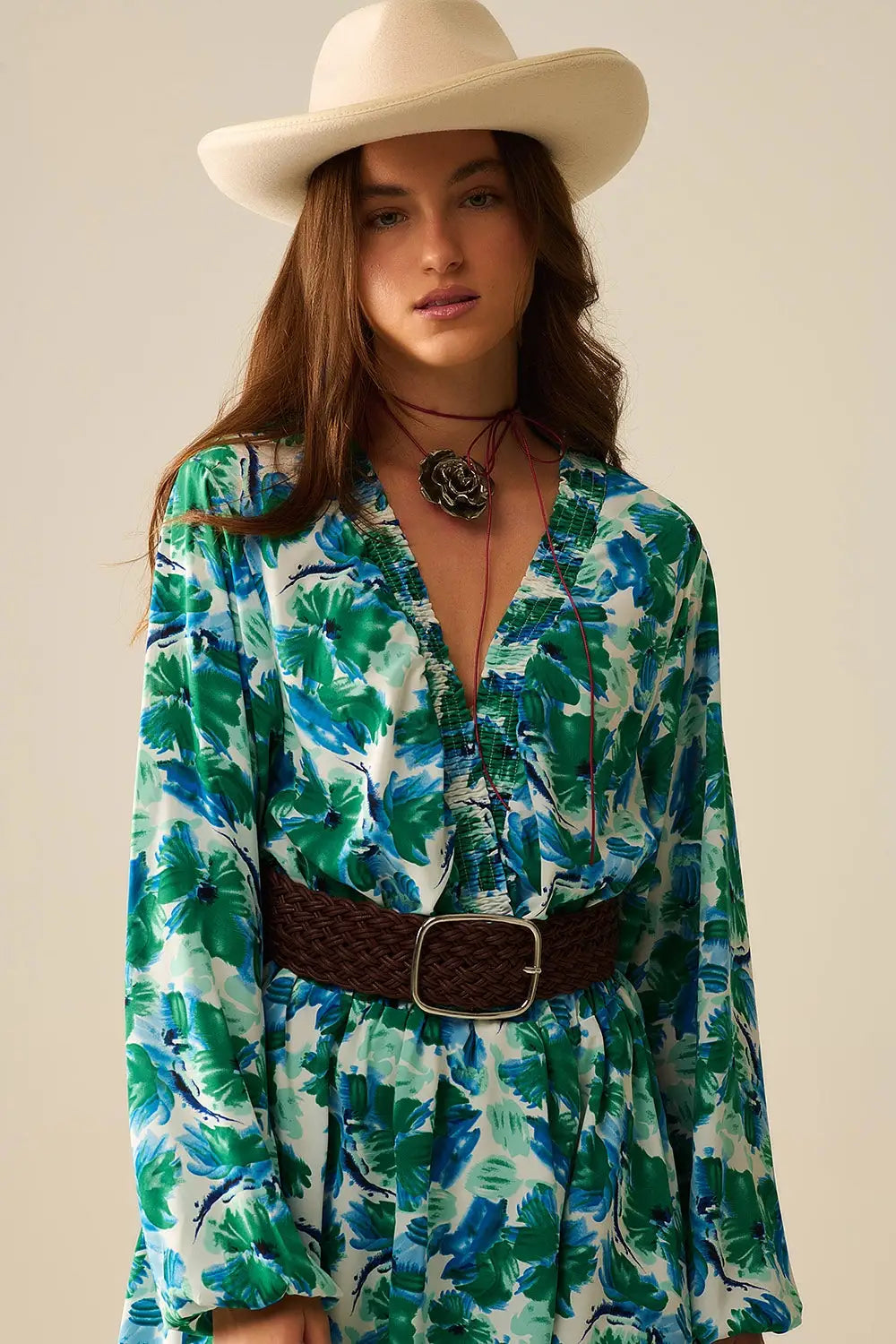 short dress with a wide V-neck and floral print - Dresses