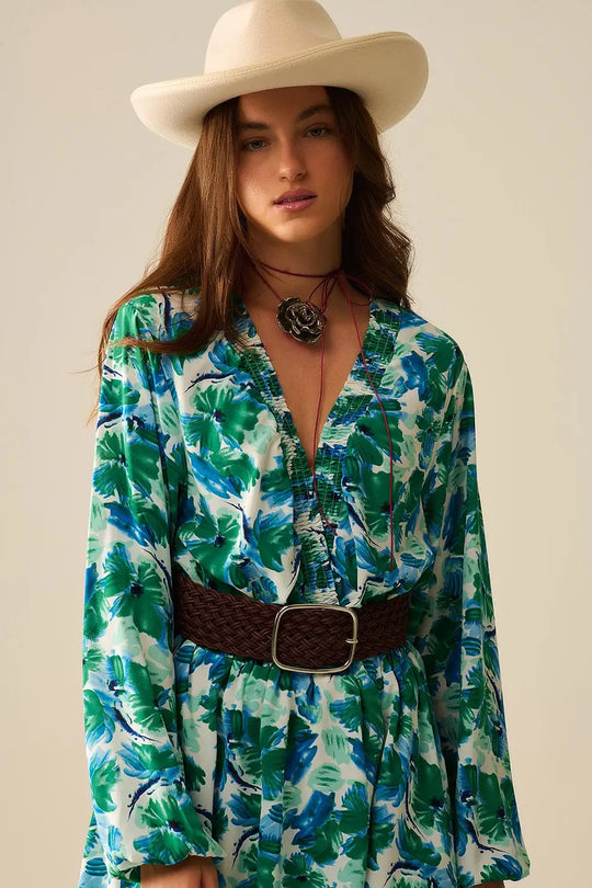 short dress with a wide V-neck and floral print - Dresses
