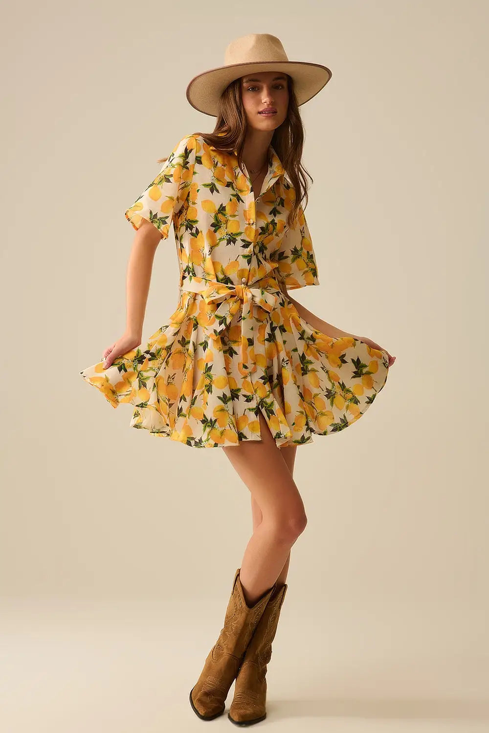 Romantic dress with waistband and lemon print and short sleeves - Dresses