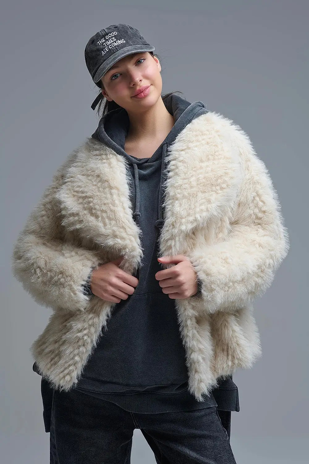 Chic beige Faux Fur Jacket with a wide neck - Jackets
