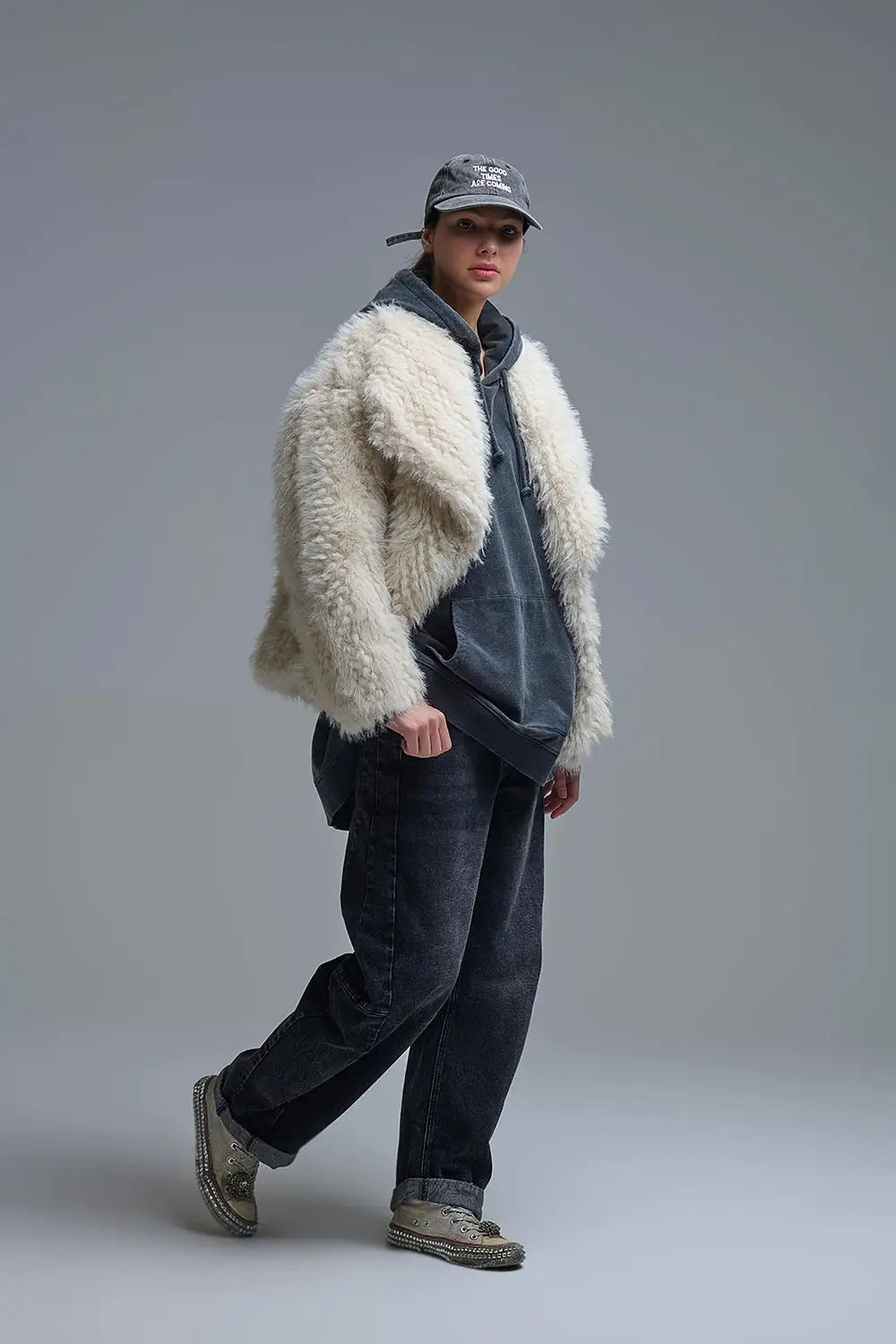 Chic beige Faux Fur Jacket with a wide neck - Jackets