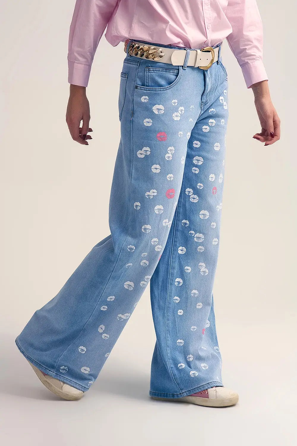 Light wash straight jeans with printed lips