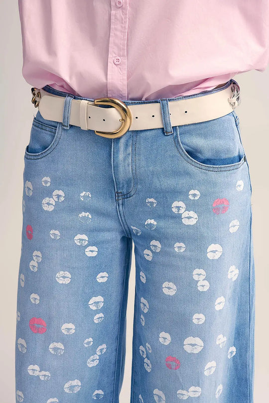 Light wash straight jeans with printed lips
