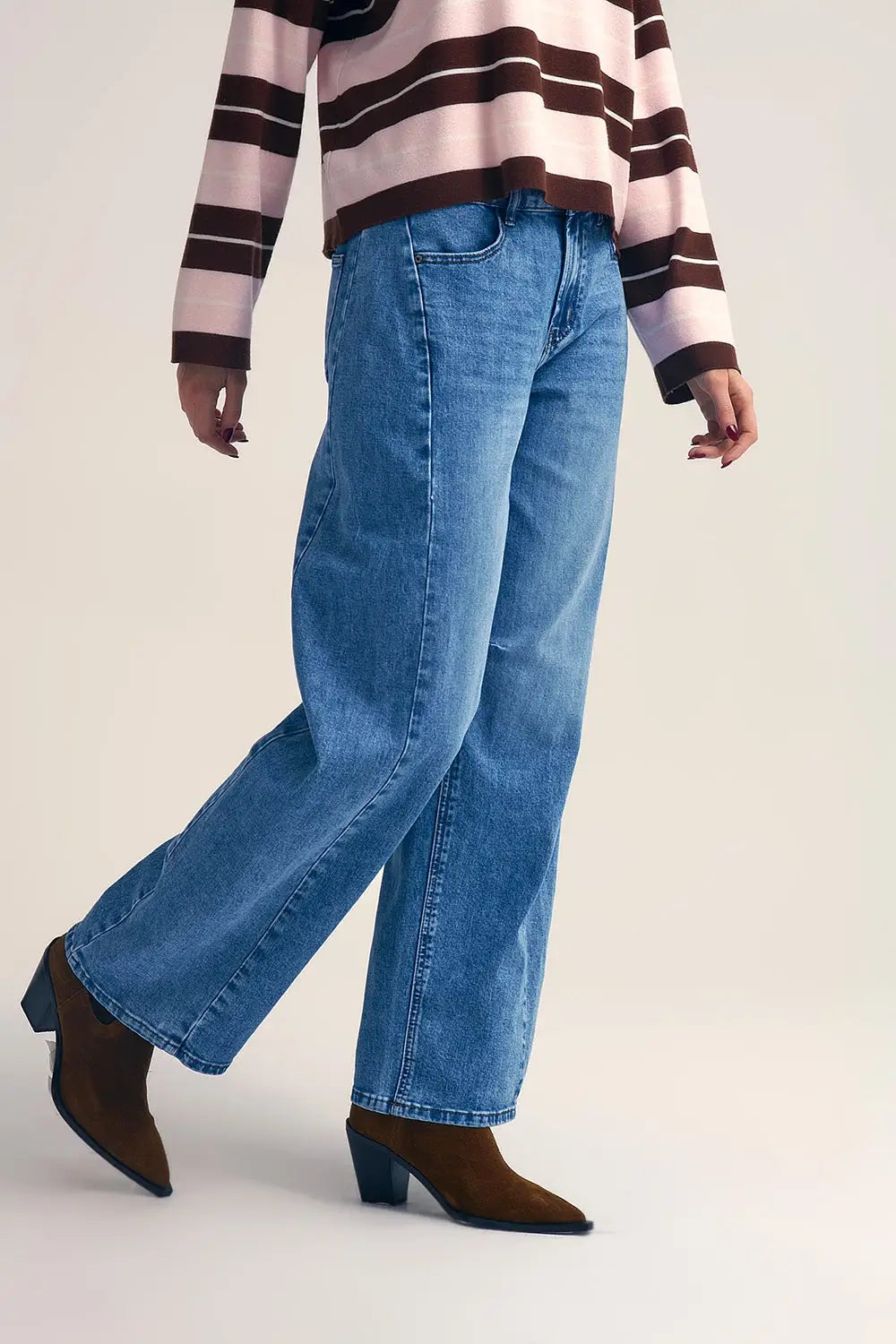 Straight barrel-style jeans with knee stitching detail