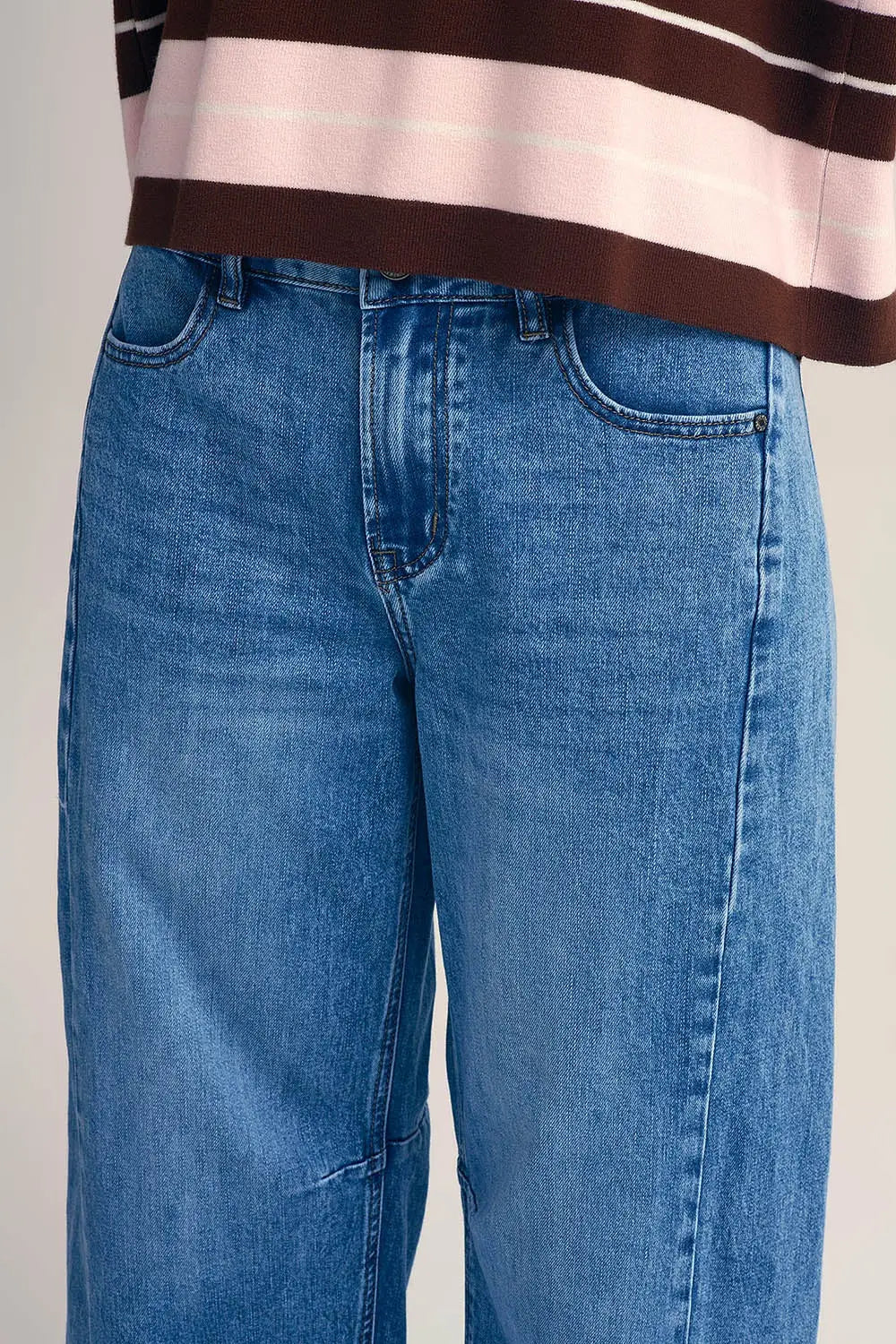 Straight barrel-style jeans with knee stitching detail