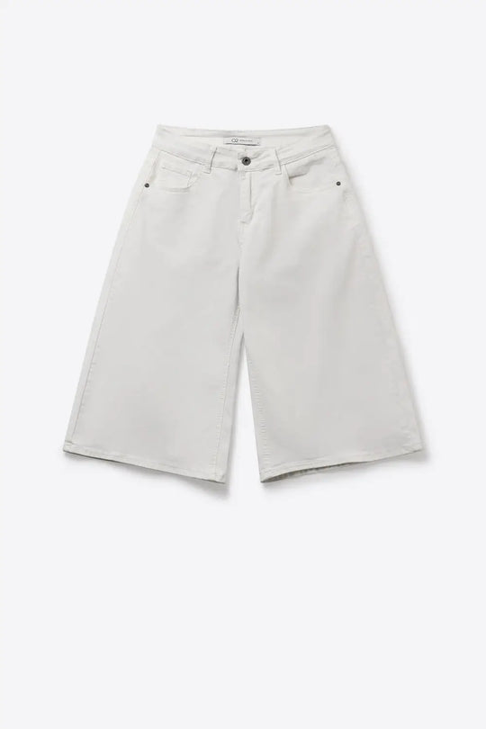 Wide-Leg Cropped knee-length Denim bermuda Shorts in white - Pants