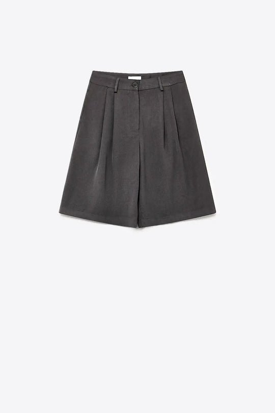 Black Pleated Bermuda Shorts with Knee-Length and Tailored Fit - Pants