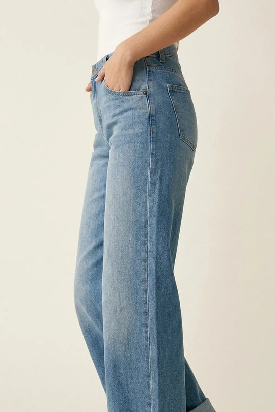 Mid-Wash Curved-Leg Jeans with Folded Hem Seam