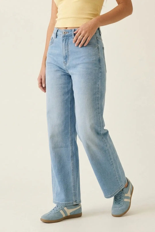 mid-rise Straight Leg Denim Jeans in Light Blue wash