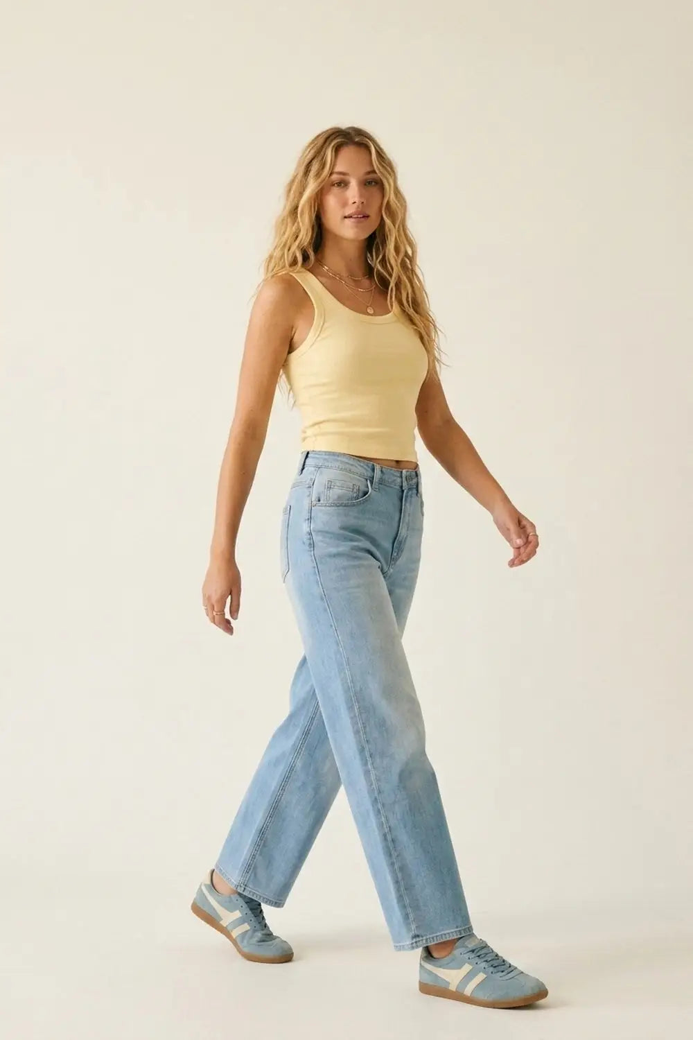 mid-rise Straight Leg Denim Jeans in Light Blue wash