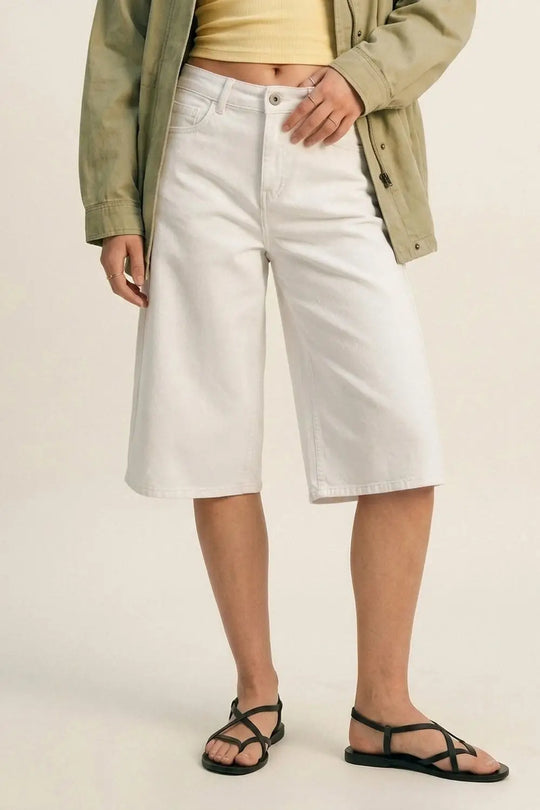 Wide-Leg Cropped knee-length Denim bermuda Shorts in white - Pants