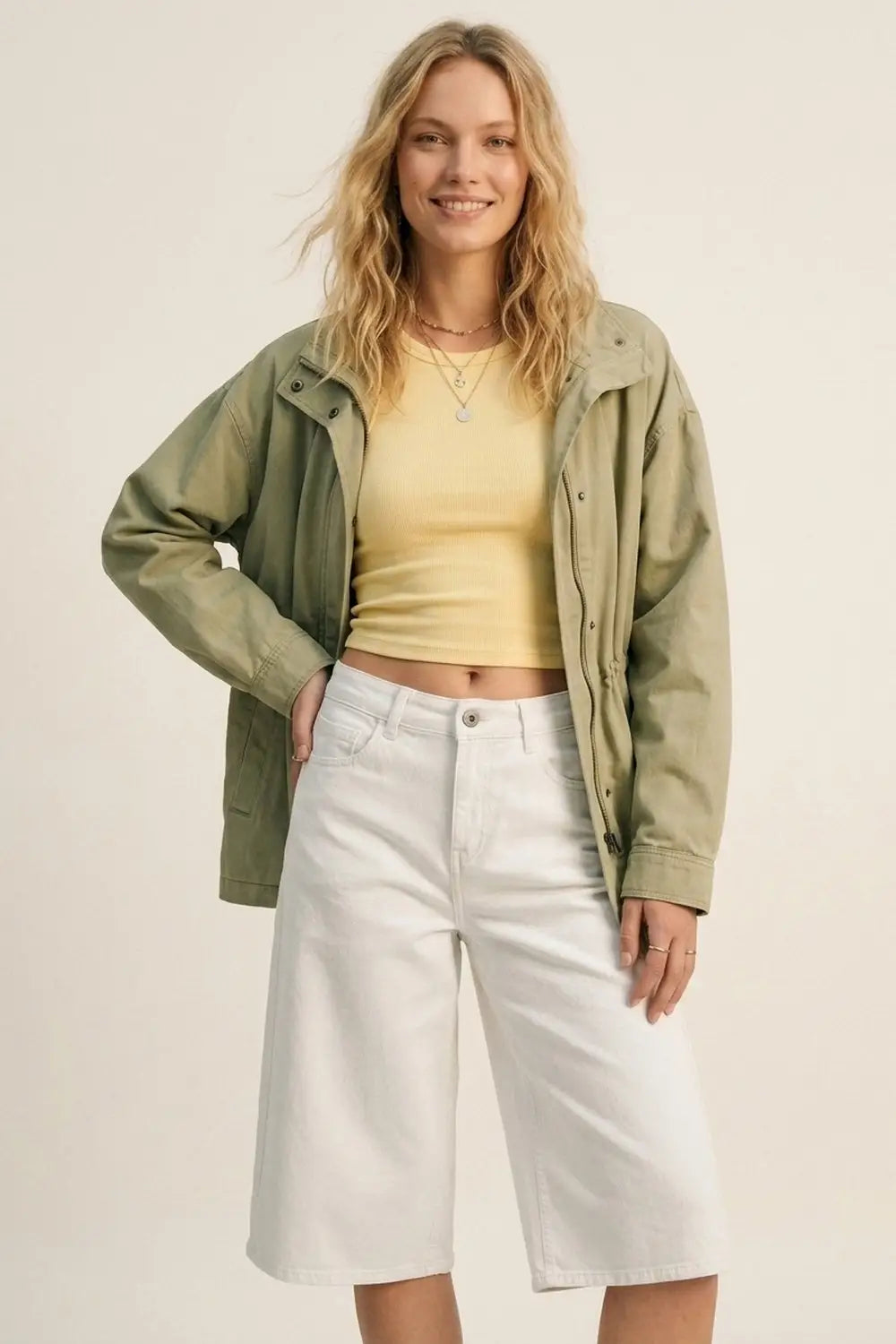 Wide-Leg Cropped knee-length Denim bermuda Shorts in white - Pants