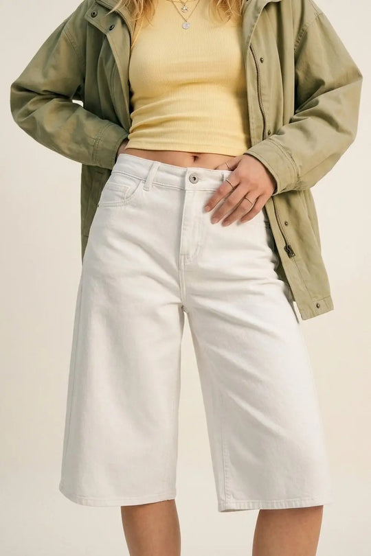 Wide-Leg Cropped knee-length Denim bermuda Shorts in white - Pants