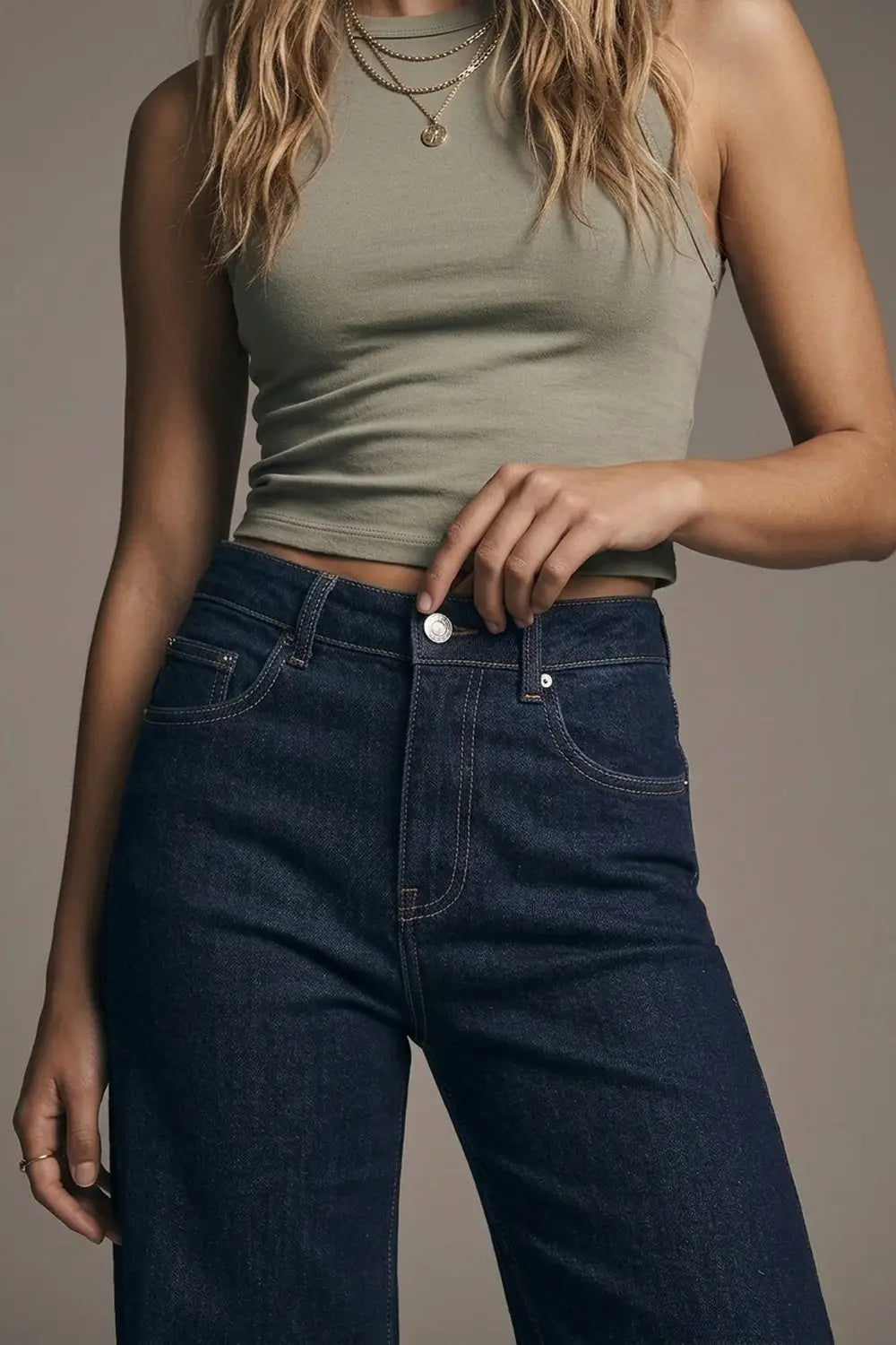 Wide-leg high-waisted jeans in dark denim with contrast stitching