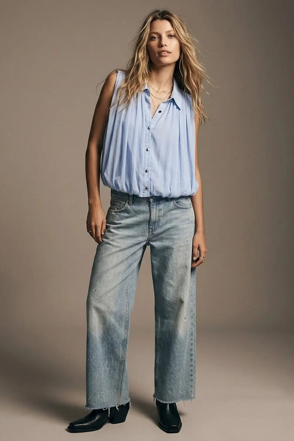 Sleeveless pleated blouse in light blue chiffon with buttons on the front regular fit - Shirts