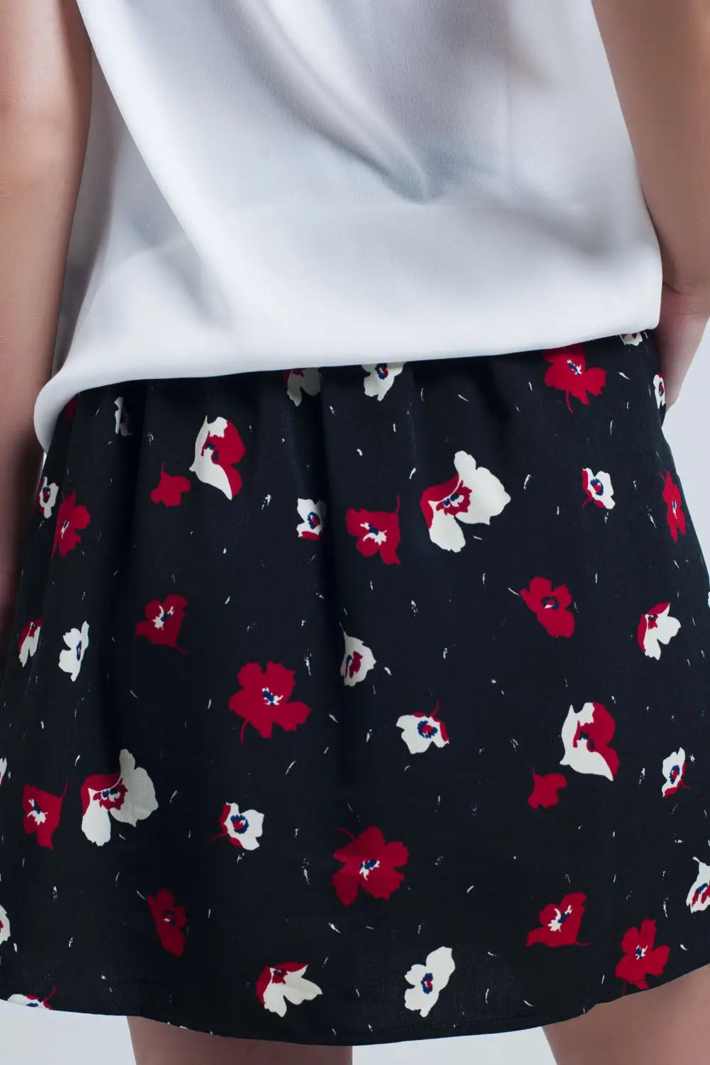 Black mini skirt with floral pattern - Skirts