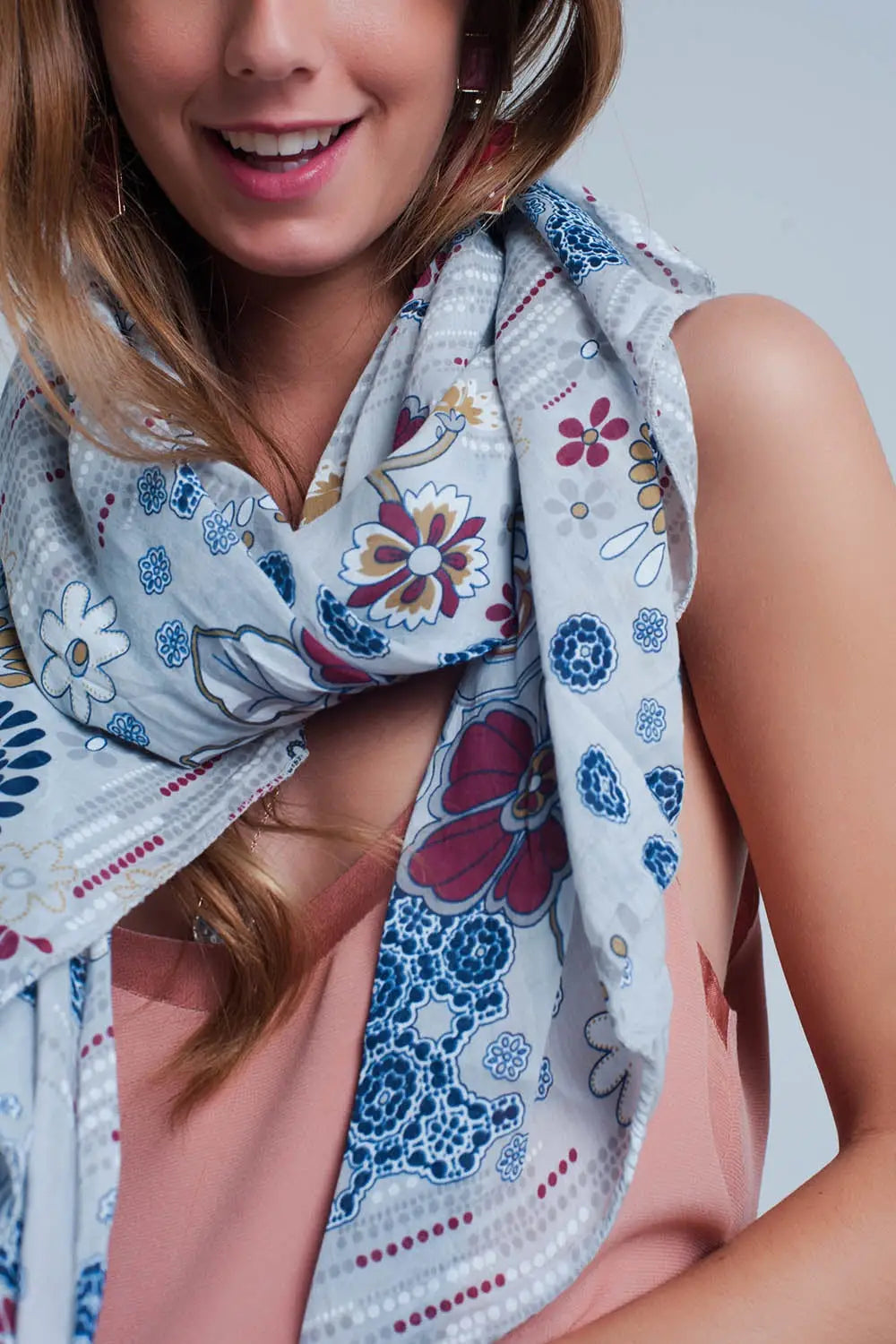 Gray scarf with flower print - GRAY / ONE - Scarves