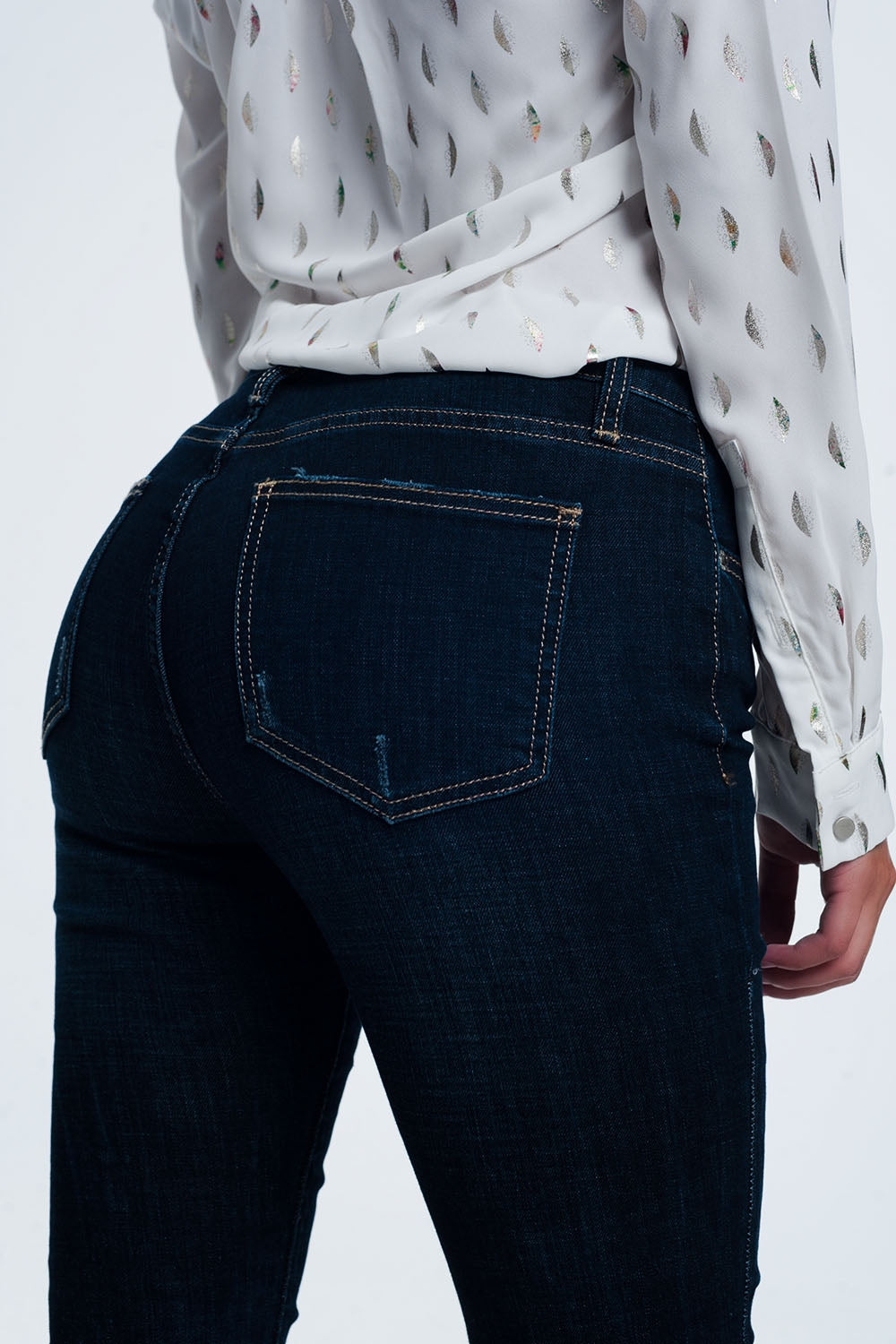 mid rise jeans in bright blue with raw hem