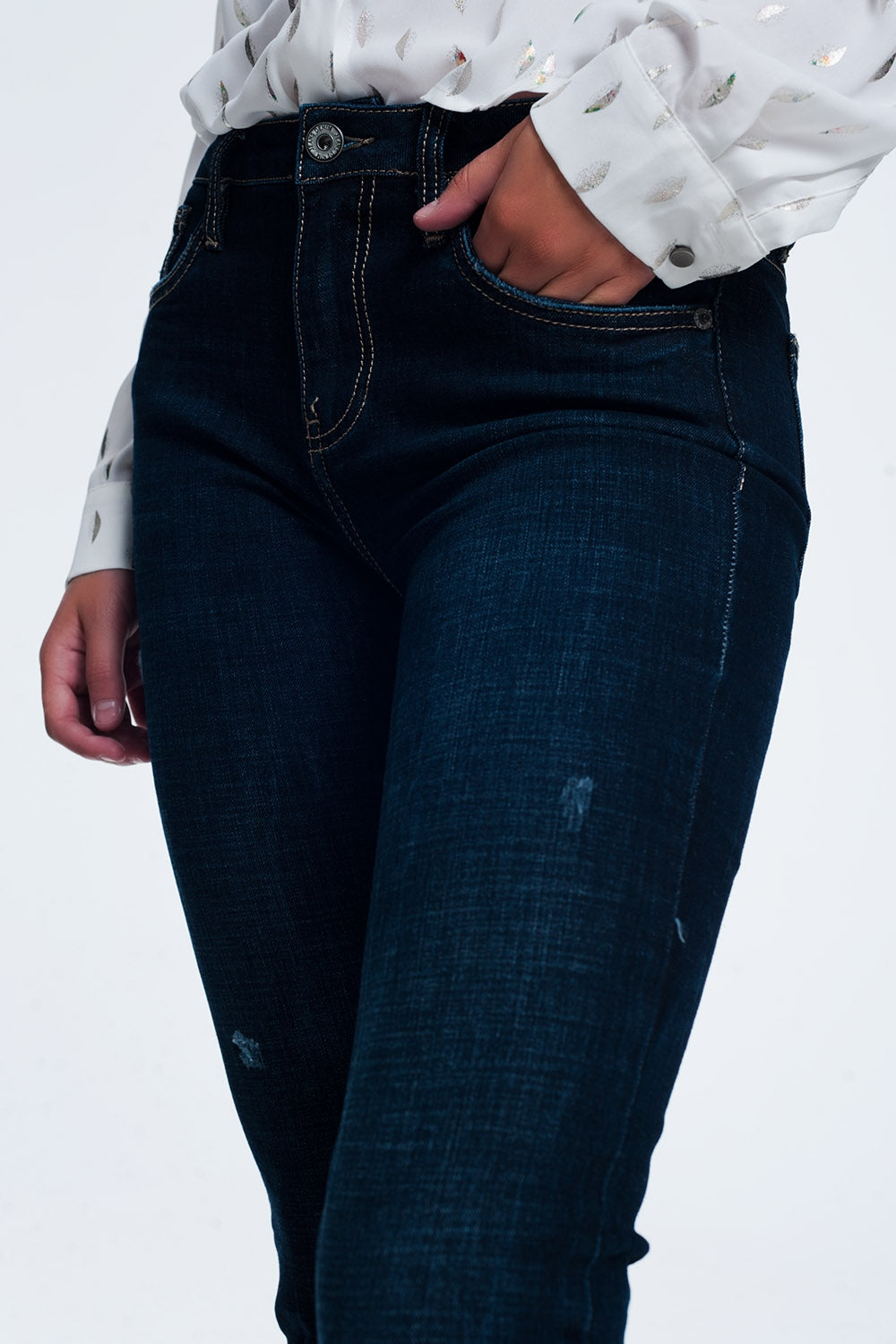 mid rise jeans in bright blue with raw hem