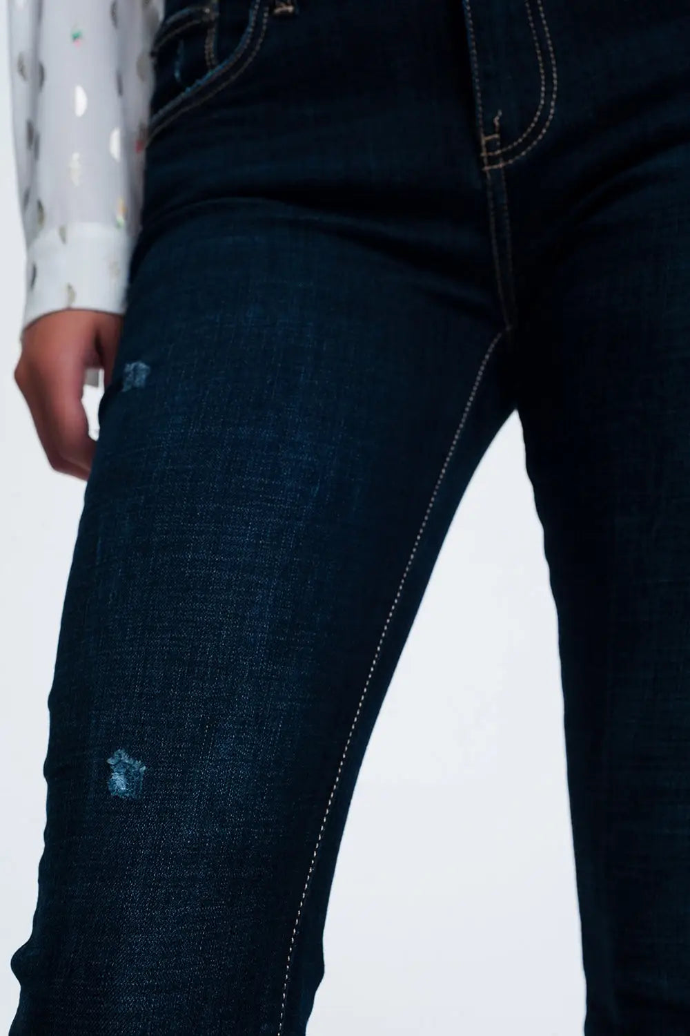 mid rise jeans in bright blue with raw hem