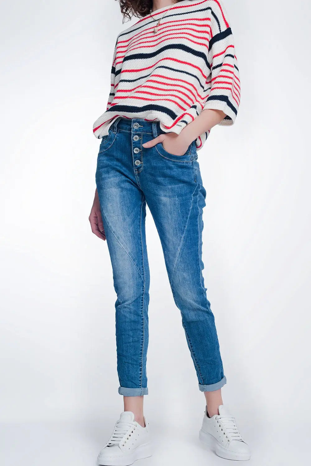 Boyfriend cut jeans with buttons in mid blue wash