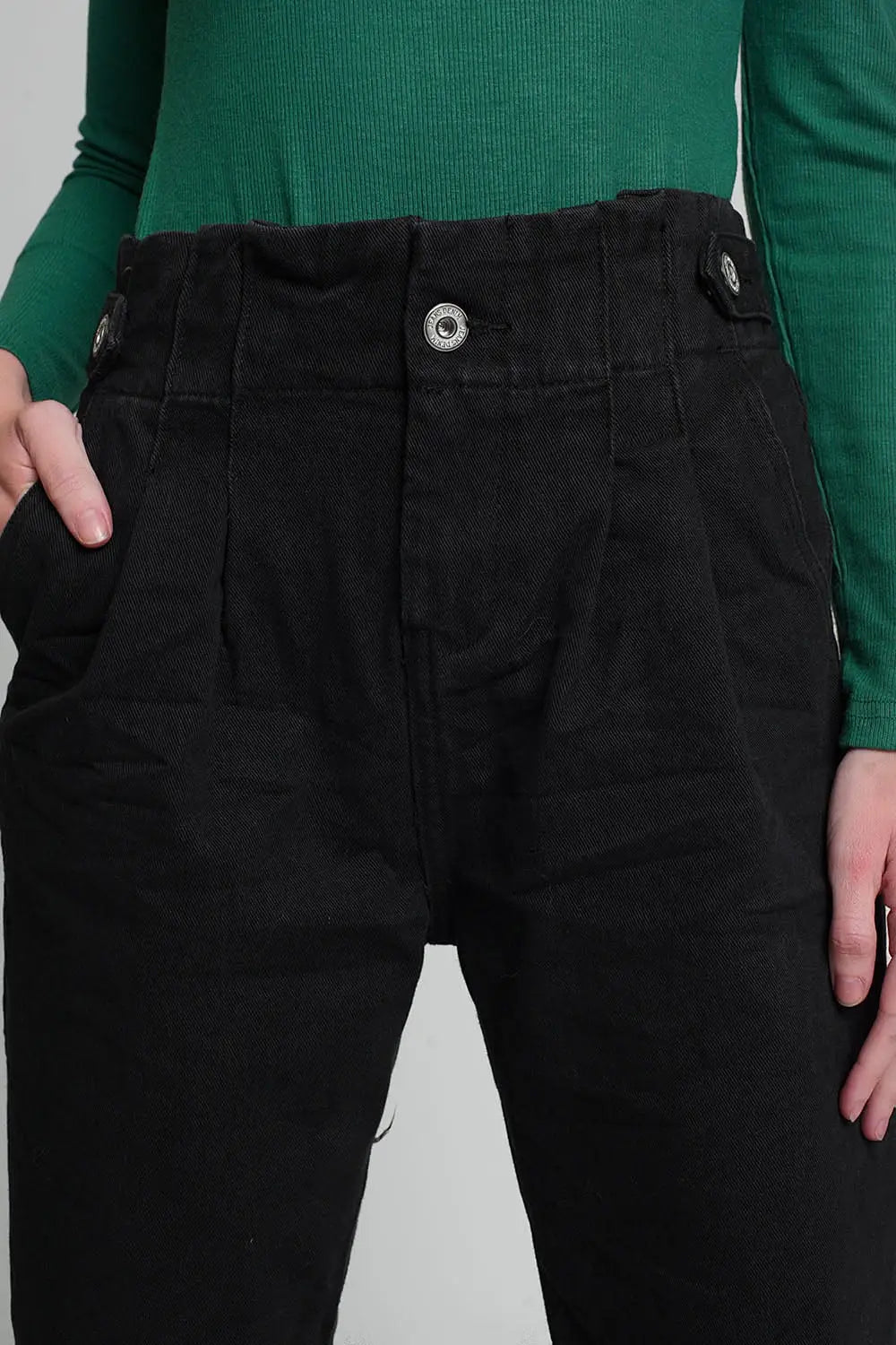 Jeans with paper bag waist and button details in black - Colored Jeans