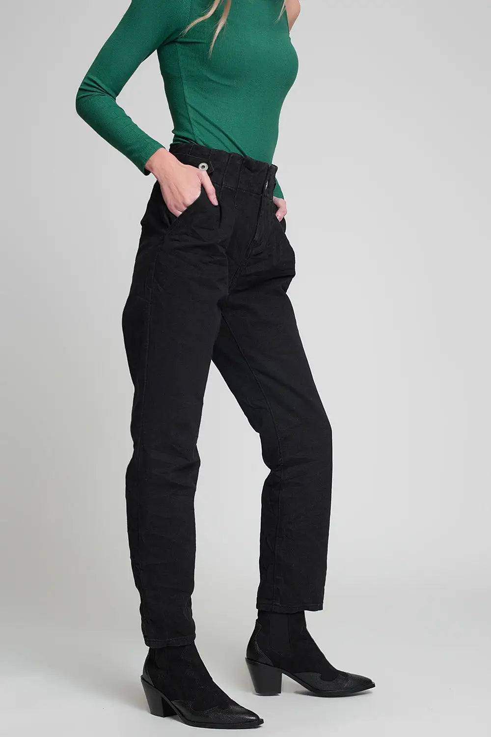 Jeans with paper bag waist and button details in black - Colored Jeans
