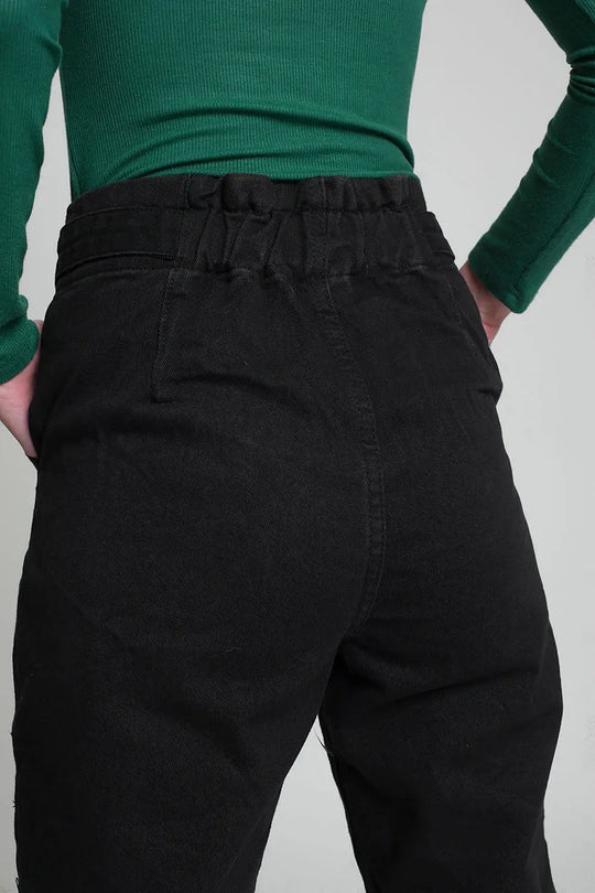 Jeans with paper bag waist and button details in black - Colored Jeans