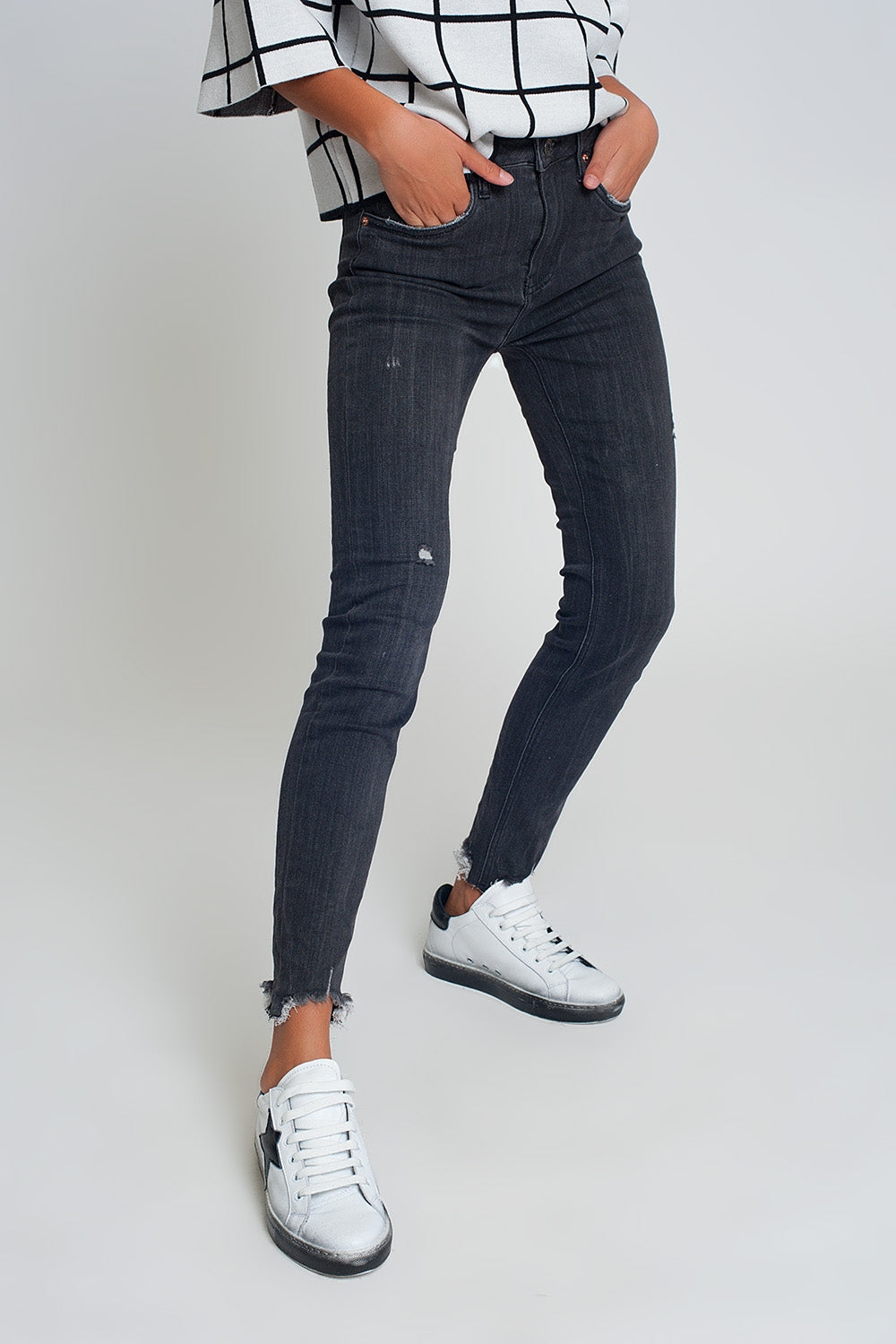mid rise jeans in black with raw hem