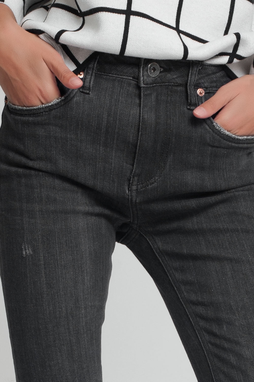 mid rise jeans in black with raw hem