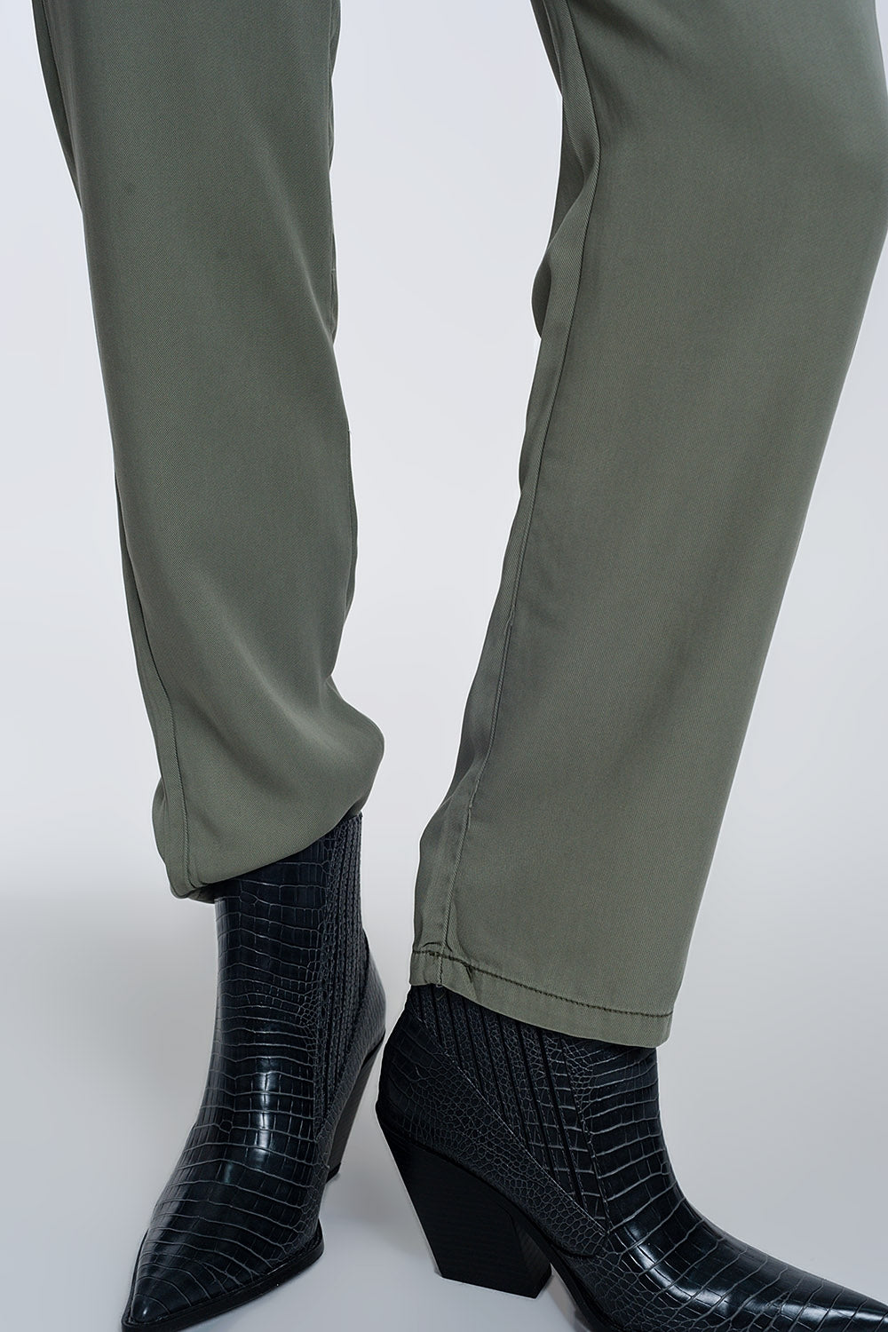 Pants with tie waist in green