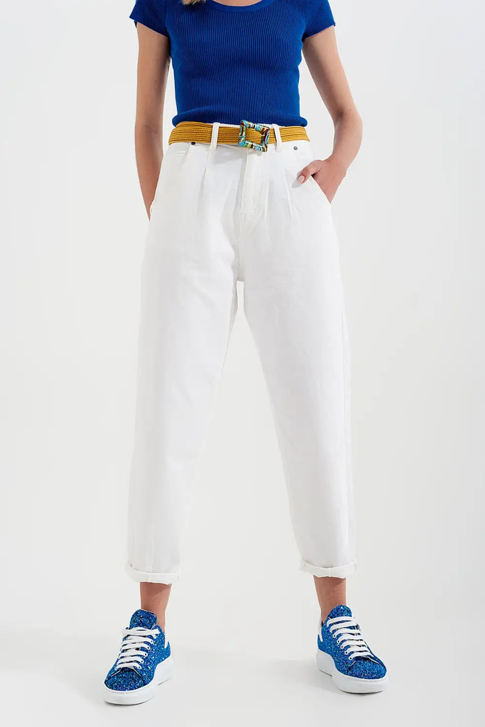 High rise mom jeans with pleat front in white - Colored Jeans