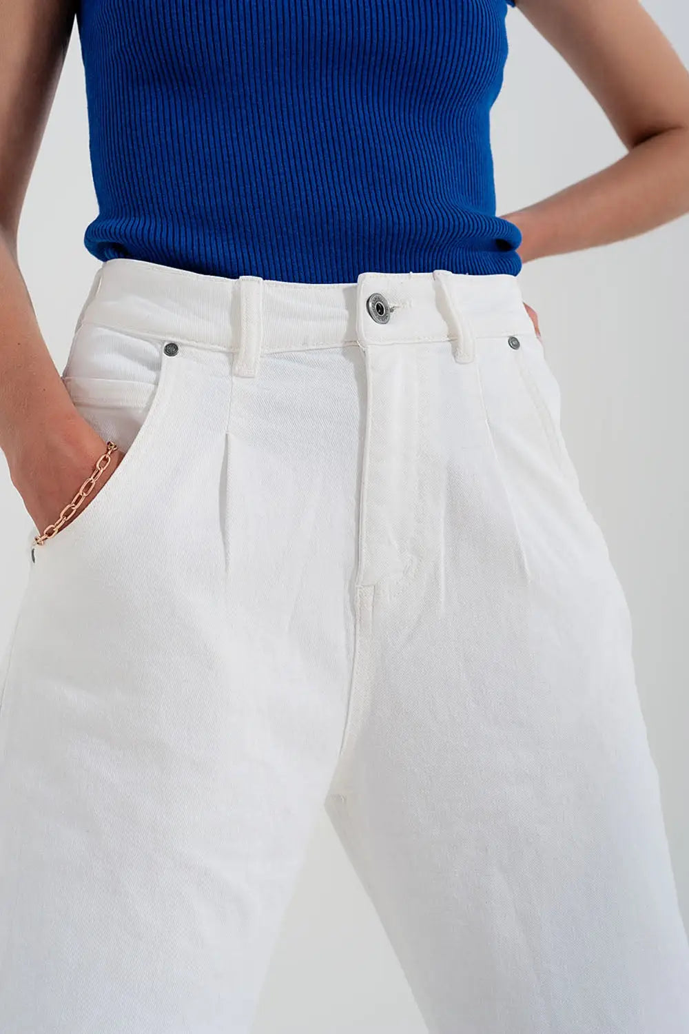 High rise mom jeans with pleat front in white - Colored Jeans