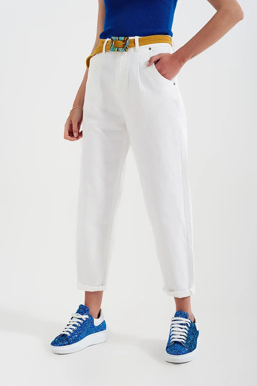 High rise mom jeans with pleat front in white - Colored Jeans