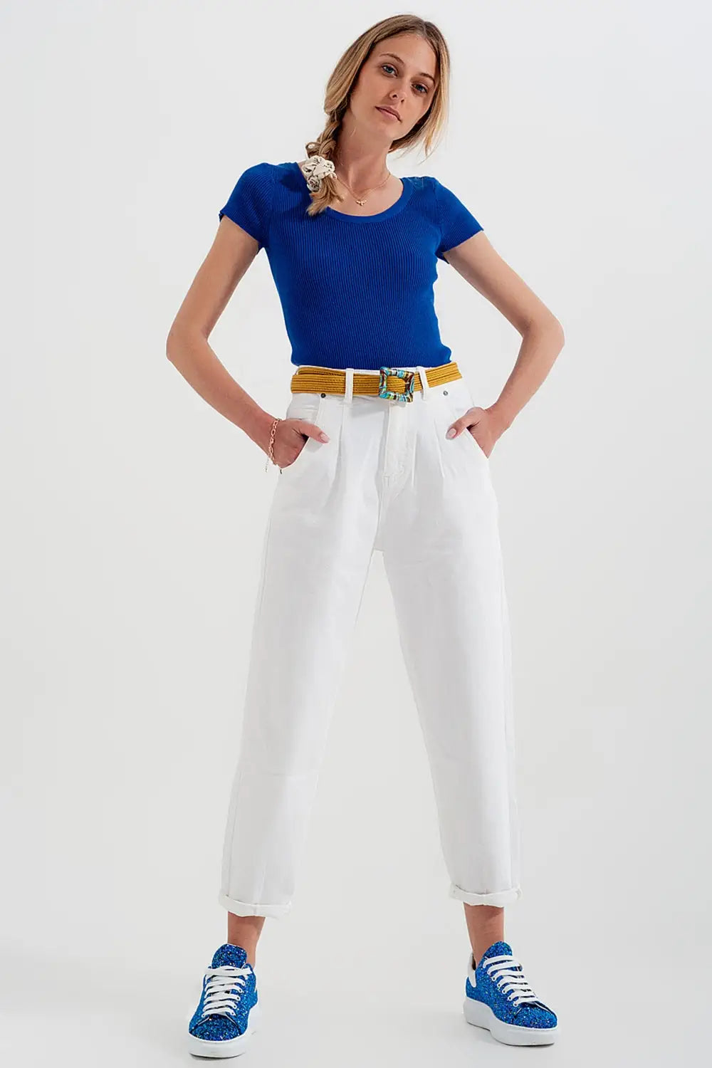 High rise mom jeans with pleat front in white - Colored Jeans
